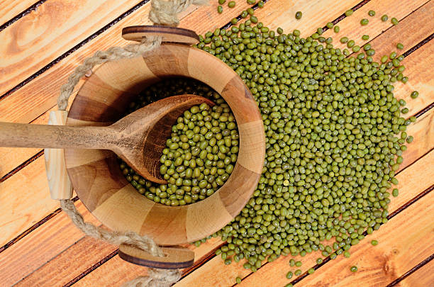 fagioli mung sul tavolo - green bean bean green bucket foto e immagini stock
