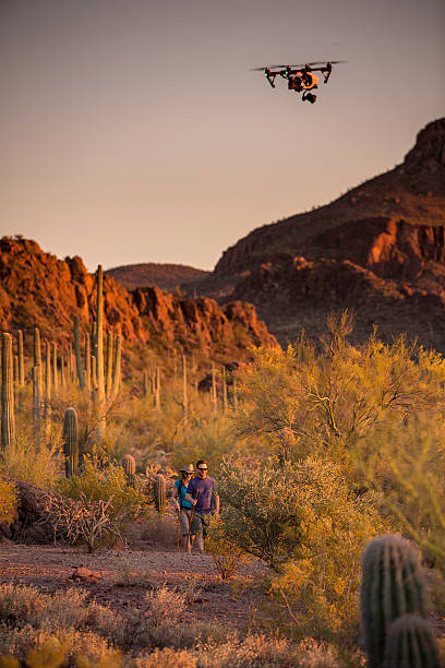 attori filmati da una telecamera drone - hiking sonoran desert arizona desert foto e immagini stock