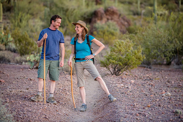 자연 트레일에서 재미있는 커플 - hiking sonoran desert arizona desert 뉴스 사진 이미지