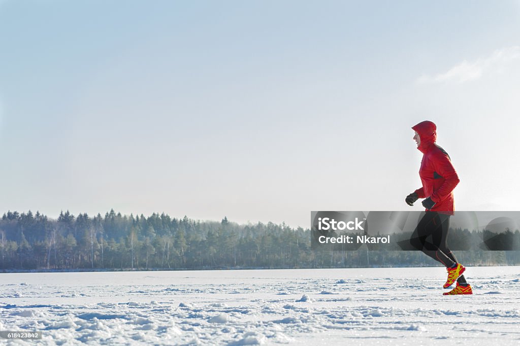 Trail-Rennläufer trägt Sportbekleidung auf Wintertraining im Freien - Lizenzfrei Rennen - Körperliche Aktivität Stock-Foto