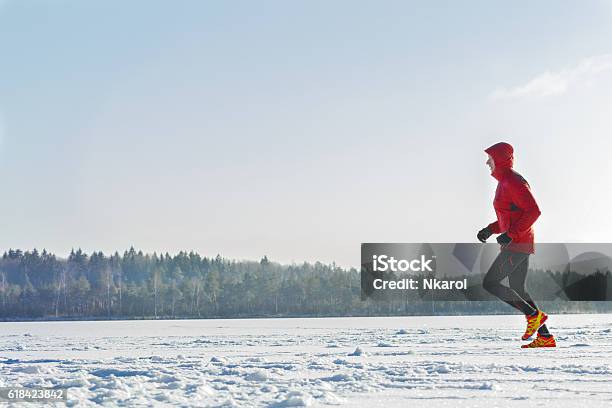 Trailrennläufer Trägt Sportbekleidung Auf Wintertraining Im Freien Stockfoto und mehr Bilder von Rennen - Körperliche Aktivität