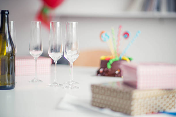 день рождения торт и подарки - coffee alcohol wine chocolate стоковые фото и изображения