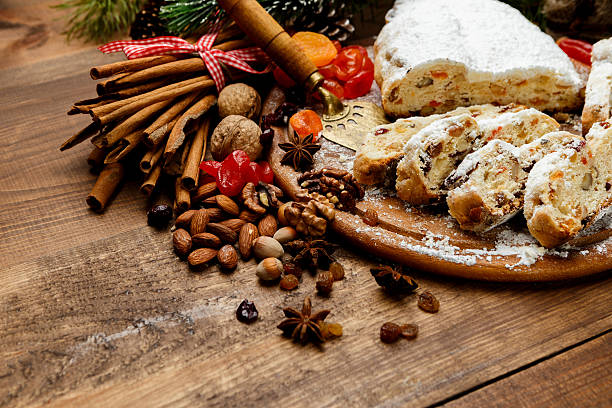 традиционный немецкий торт dresdner stollen - christmas stollen christmas pastry baked стоковые фото и изображения