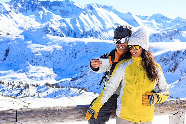 allegro giovani scattare selfie sulla neve montagna - bansko foto e immagini stock