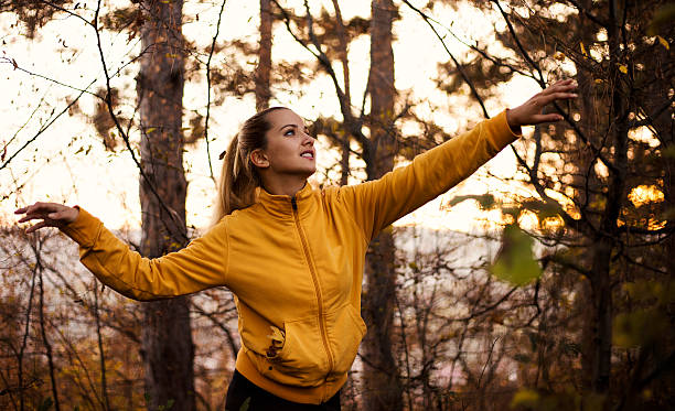 woman with blue eyes in autumn forest at sunset. - leafes autumn grass nature imagens e fotografias de stock