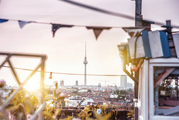 vista do telhado sobre berlinskyline com torre de televisão na noite de verão - berlin germany television tower communications tower alexanderplatz - fotografias e filmes do acervo