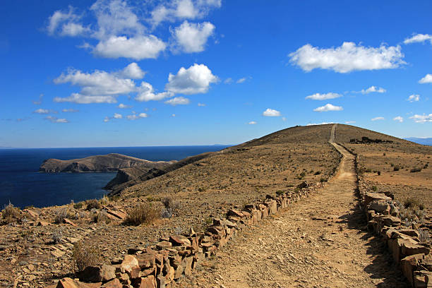 wanderweg auf dem land der sonne, titicacasee, bolivien - bolivia copacabana bolivian ethnicity lake titicaca stock-fotos und bilder