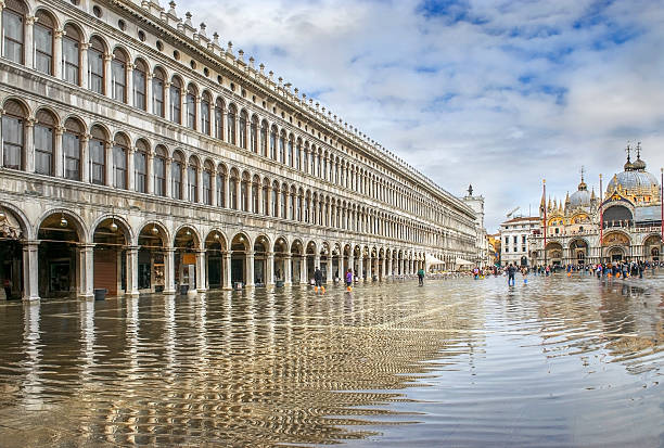 piazza san marco during flood (acqua alta) - acqua alta imagens e fotografias de stock