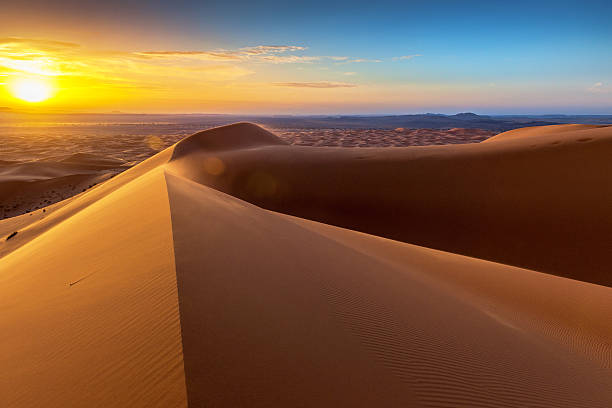 썬라이즈 at 에르그 체비 모래 언덕, 모로호, 북아프리카  - desert landscape morocco sand dune 뉴스 사진 이미지