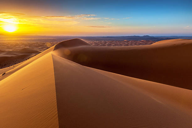 восход солнца в эрг chebbi песчаные дюны, марокко, северная африка  - sahara desert стоковые фото и изображения