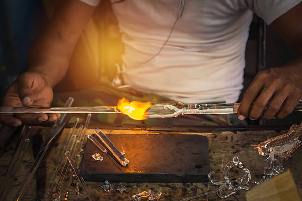 火のブロワーで吹くガラスから手工芸品を作った男 - glass blower ストックフォトと画像