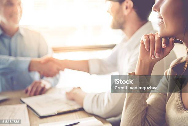 Las Personas De Negocios Trabajando Foto de stock y más banco de imágenes de Estrechar las manos - Estrechar las manos, Negocio, Felicidad