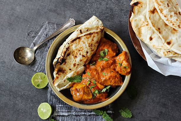 mantequilla de pollo servido con pan naan indio casero - chicken tandoori fotografías e imágenes de stock