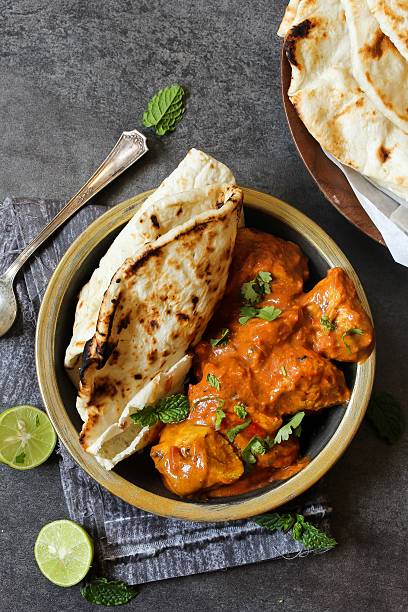 butter chicken served with homemade indian naan bread - non veg imagens e fotografias de stock