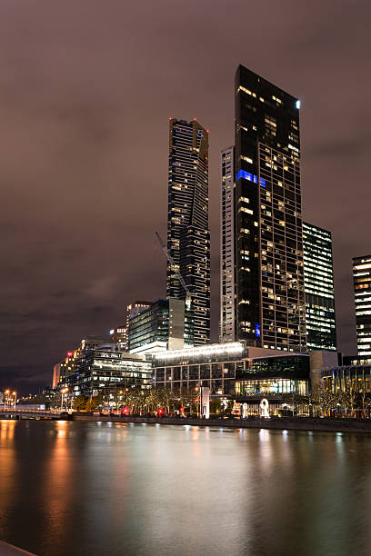 夜にメルボルンのヤラ川のそばで - melbourne casino australia city ストックフォトと画像