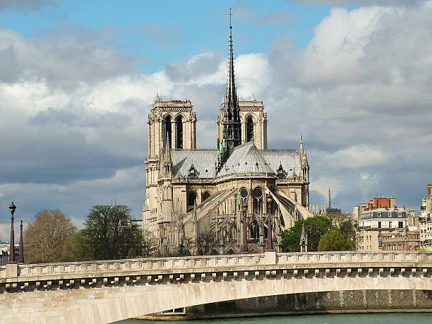 на notre-dame de paris - pont de la tournelle стоковые фото и изображения