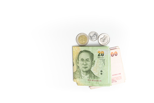 Thail ndische Bahtbanknoten Und M nzen Isoliert Auf Wei em Hintergrund thail-ndische-bahtbanknoten-und-m-nzen-isoliert-auf-wei-em-hintergrund