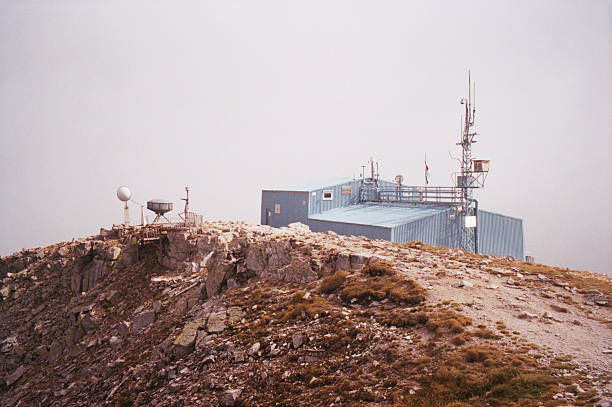 stacja pogodowa na górze musala - anemometer meteorology weather barometer zdjęcia i obrazy z banku zdjęć