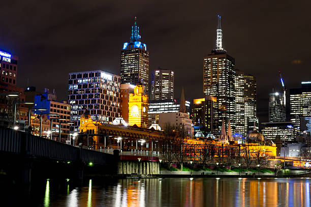 夜にメルボルンのヤラ川のそばで - melbourne casino australia city ストックフォトと画像