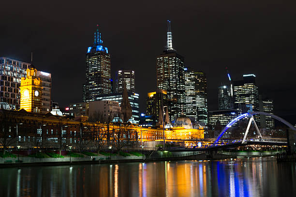 夜にメルボルンのヤラ川のそばで - melbourne casino australia city ストックフォトと画像