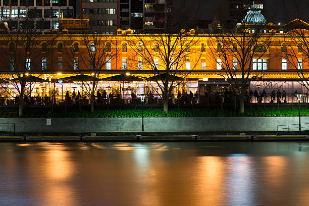 夜にメルボルンのヤラ川のそばで - melbourne casino australia city ストックフォトと画像