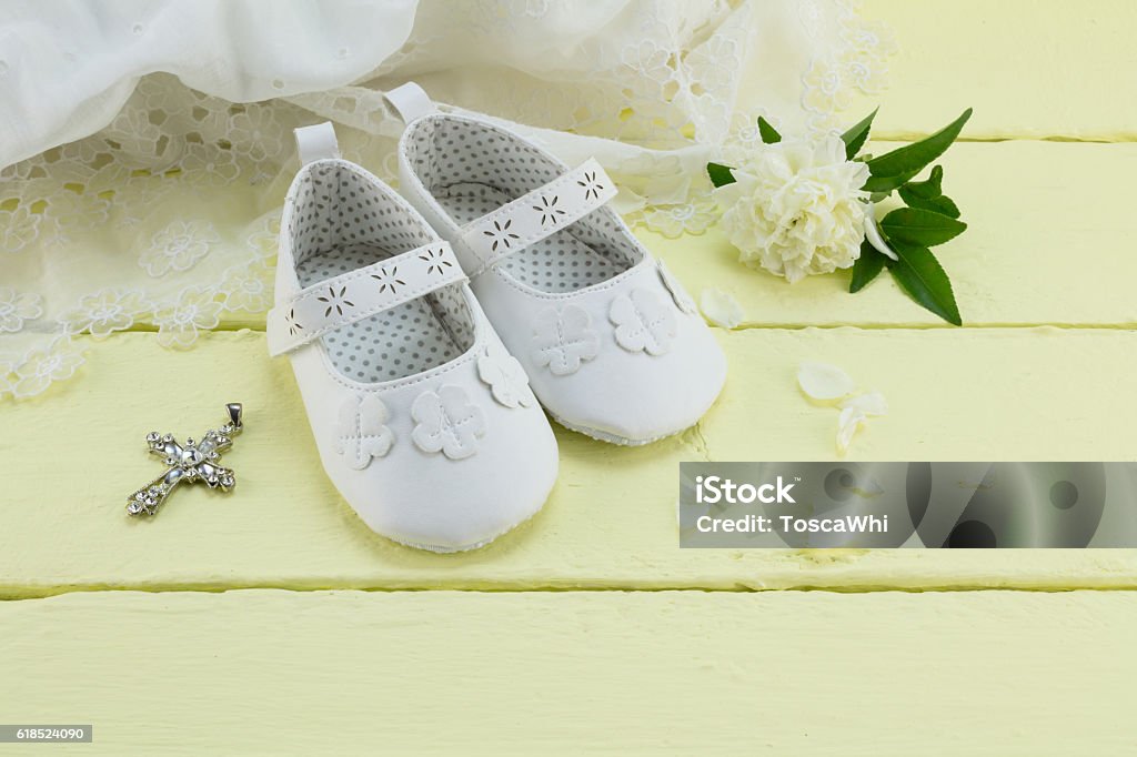 Paar weiße Babyschuhe auf gelbem Hintergrund - Lizenzfrei Altertümlich Stock-Foto