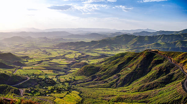 ラリベラ・エチオピア周辺のセミエン山脈と渓谷のパノラマ - ethiopia ストックフォトと画像