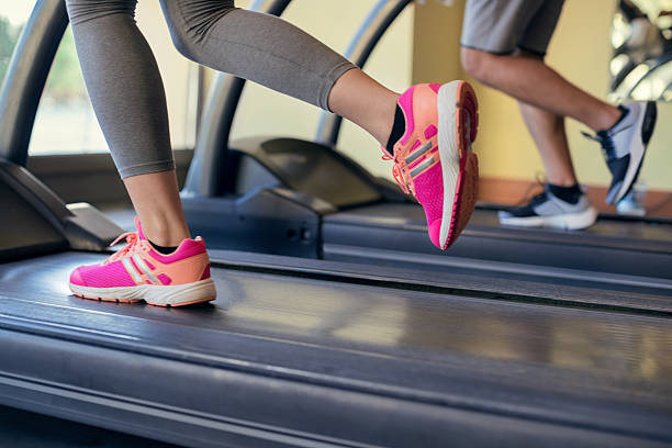 woman running on tread mill - run of the mill imagens e fotografias de stock