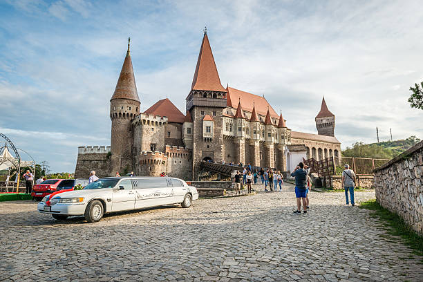 hunyad ( corvin ) castillo en hunedoara, rumania - hunyad castle fotografías e imágenes de stock