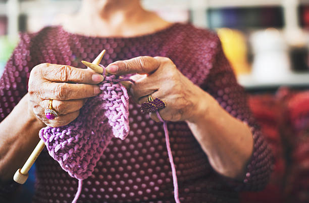 agulha de tricô de malha com fio bordados artesanato echarpe conceito - tricotar - fotografias e filmes do acervo