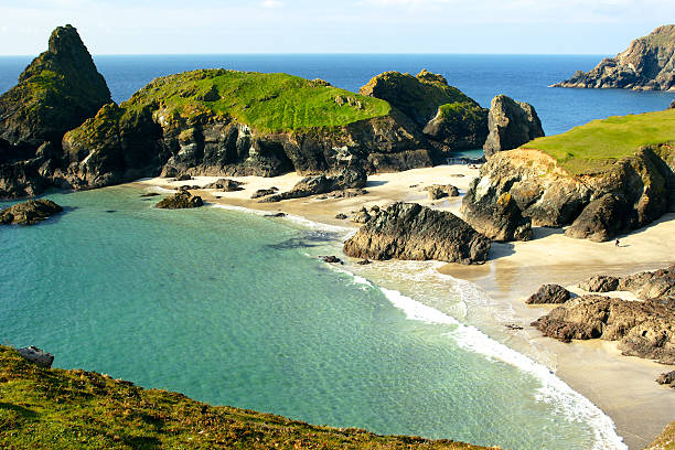 kynance cove,the lizard,cornwall,royaume-uni - ankle deep in water photos et images de collection