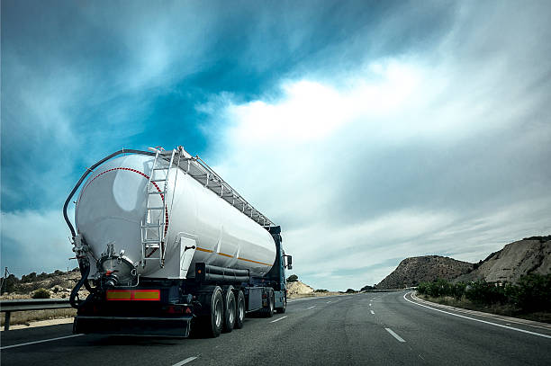 camión en la carretera.   - truck oil industry natural gas action fotografías e imágenes de stock