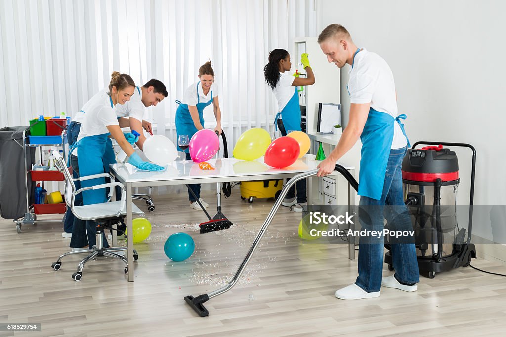 Janitors nettoyage après la fête du travail - Photo de Bureau - Lieu de travail libre de droits