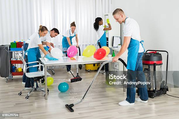 Photo libre de droit de Janitors Nettoyage Après La Fête Du Travail banque d'images et plus d'images libres de droit de Bureau - Lieu de travail - Bureau - Lieu de travail, Agent de ménage, Fête