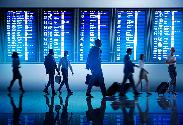 las personas de negocios terminal del aeropuerto de viajes concepto de salida - viaje de negocios fotografías e imágenes de stock