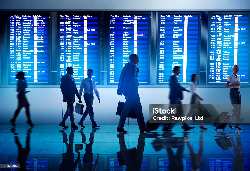 Uomini d'affari in aeroporto Terminal partenza concetto di viaggio - Foto stock royalty-free di Viaggio di lavoro