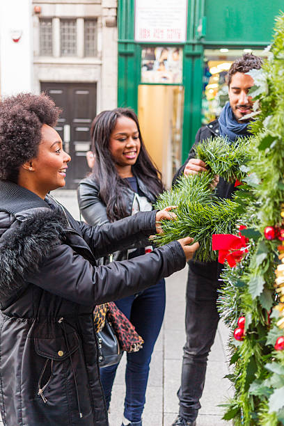grupo de amigos comprando un árbol de navidad - dublin ireland urban road people real people fotografías e imágenes de stock