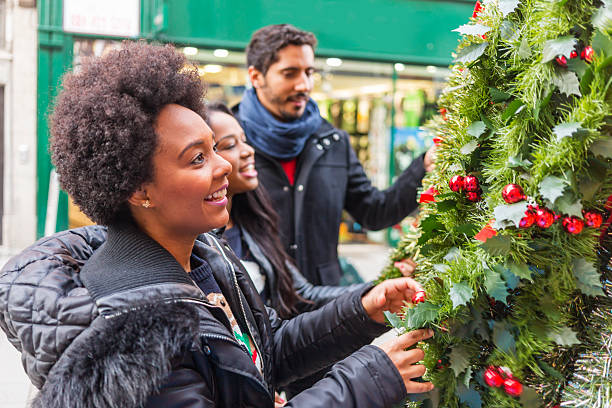 grupo de amigos comprando un árbol de navidad - dublin ireland urban road people real people fotografías e imágenes de stock