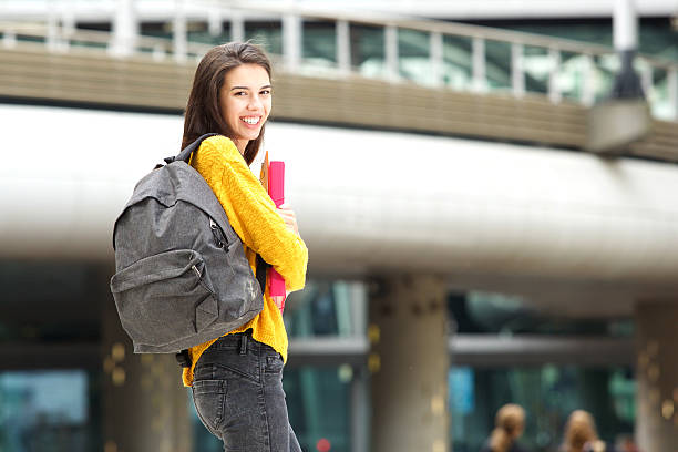 feliz joven estudiante caminando en el campus de la ciudad - young women teenager teenagers only adolescence fotografías e imágenes de stock