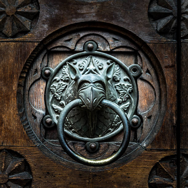 antico batacchio mostro a forma di testa. - entrance door old ancient foto e immagini stock