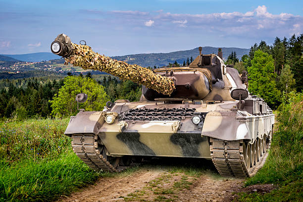 german tank leopard 1a5 in the mountains - leopard tank 個照片及圖片檔
