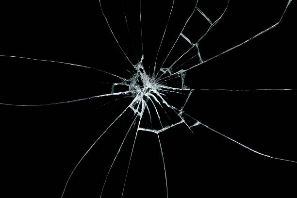 zerbrochenes glas auf schwarzem hintergrund - smashed window stock-fotos und bilder