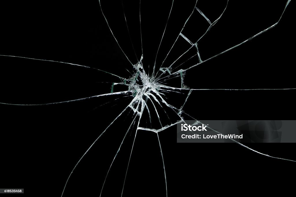 Verre cassé sur fond noir - Photo de En verre libre de droits