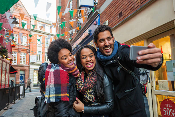 turistas tomando selfies de vacaciones en dublín irlanda - dublín fotografías e imágenes de stock