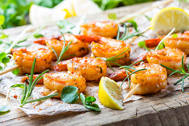 camarones fritos a la parrilla langostinos en brochetas de madera con especias - grilled shrimp fotos fotografías e imágenes de stock