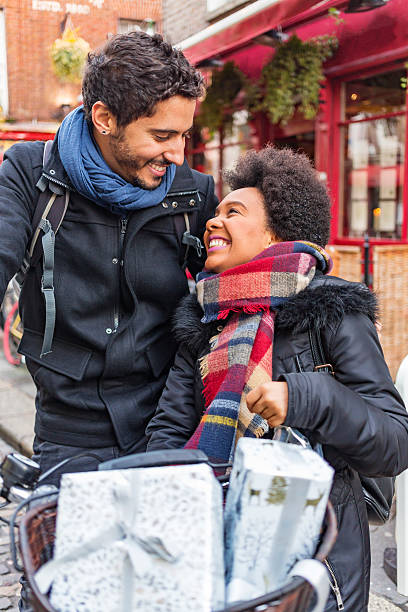 romántica pareja joven de compras de navidad en temple bar dublin irlanda - dublin ireland urban road people real people fotografías e imágenes de stock