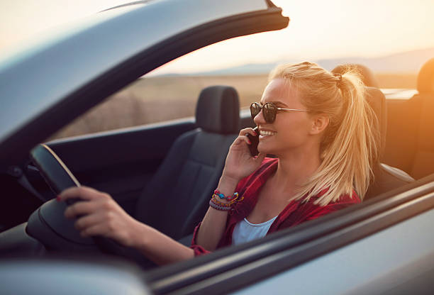 говорить во время в�ождения - luxury car women smart phone стоковые фото и изображения