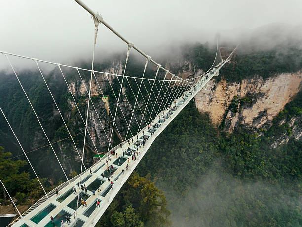 glasbrücke von zhangjiajie china - hängebrücke stock-fotos und bilder