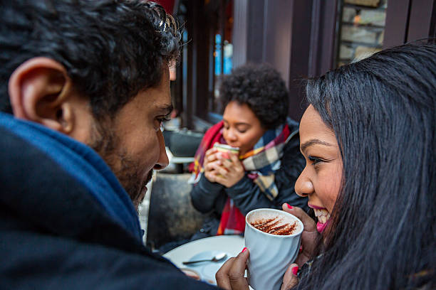 カフェで楽しむ若い友達 - dublin ireland urban road people real people ストックフォトと画像