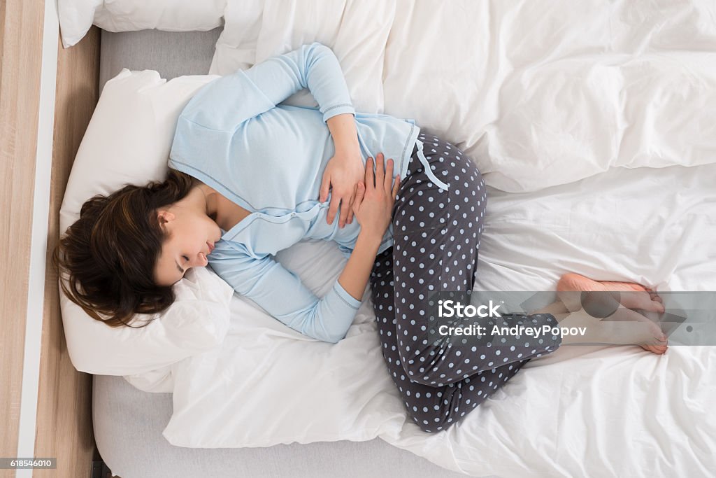 Mujer con dolor de estómago - Foto de stock de Mujeres libre de derechos